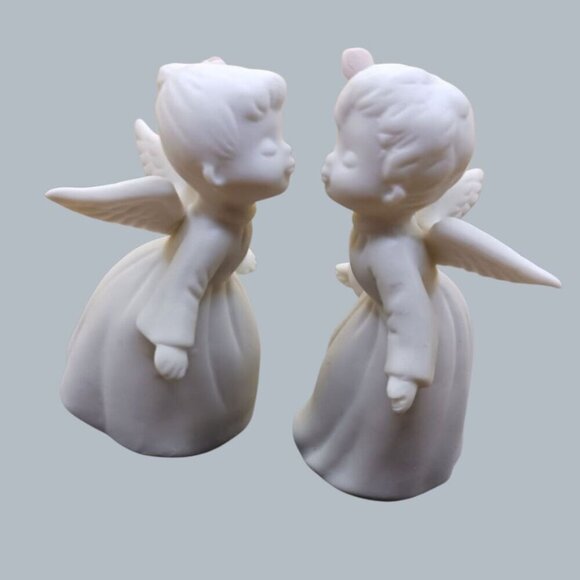 Kissing Angel cherubs Figurines Set Of 2 Matte Finish White 2.25" Tall - Picture 1 of 10